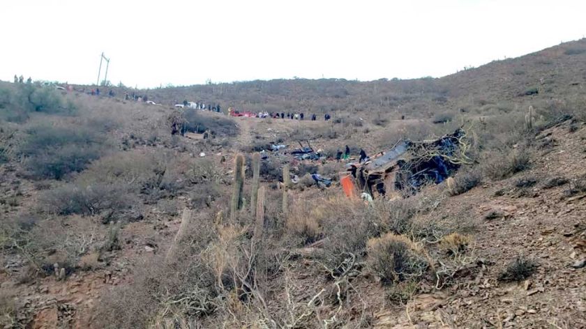 Hay cuatro muertos y 37 heridos tras caída de bus a un barranco
