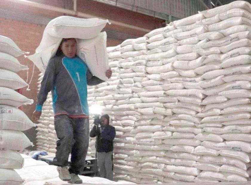 Permanecen las filas largas en Emapa para conseguir arroz