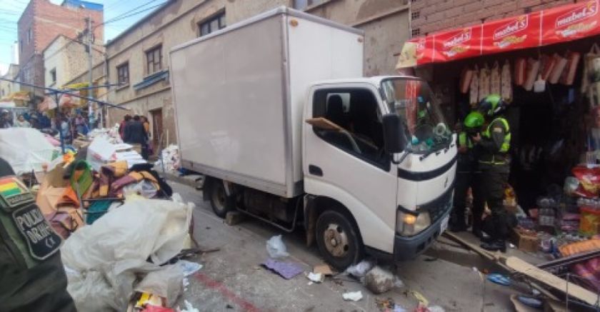 Furgón se desliza y atropella a seis personas en la zona del mercado Uyuni