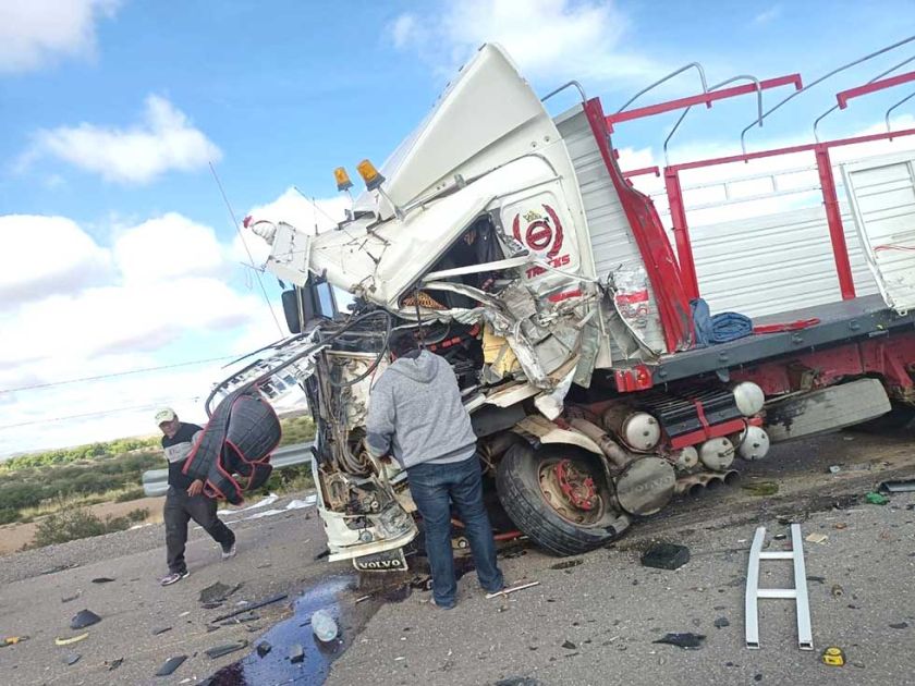 Cisterna y camión chocan  en la vía Potosí-Villazón