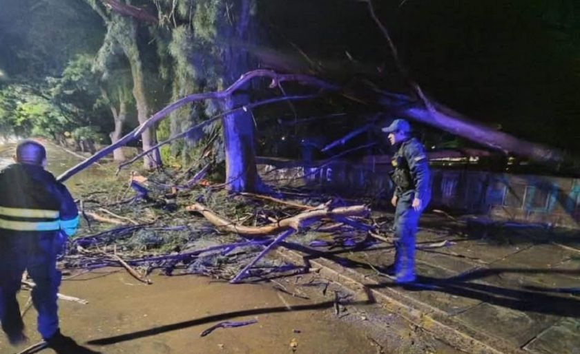 Intensas lluvias en Tarija: Un hombre muere al tratar de sacar el agua de su vivienda