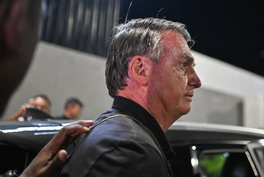 Bolsonaro admite que estudió la posibilidad de ordenar una intervención militar en 2022