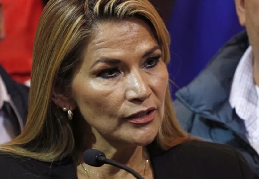 Jeanine Añez lamenta la competencia destructiva entre quienes luchan por la conducción de un país destrozado