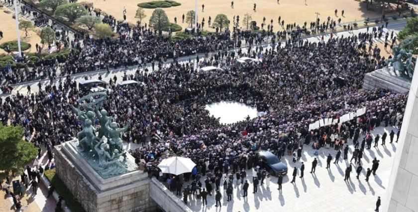 La oposición en Corea del Sur presenta una moción para destituir al presidente Yoon