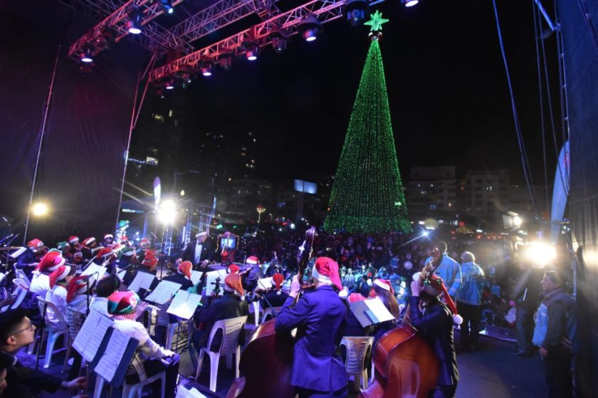 Alcaldía de La Paz abre las actividades navideñas con el encendido del árbol de 36 metros de altura