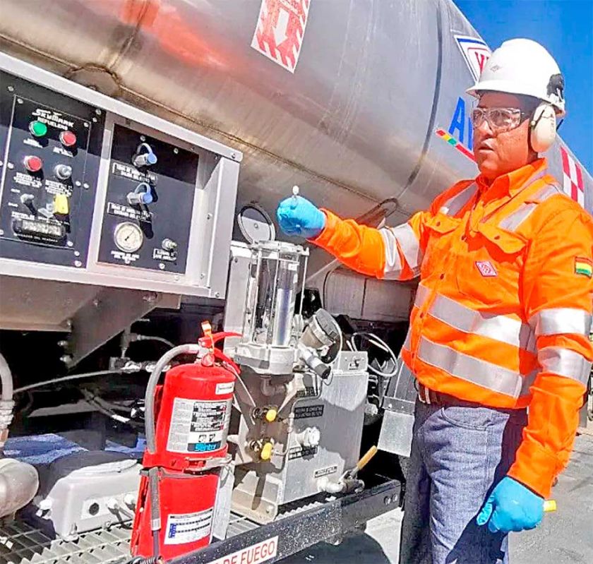 Carburante de aviación se pagará en bolivianos