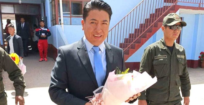 Marco Pumari asiste a graduación de su hija en Potosí
