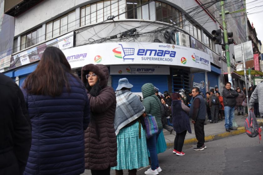Tensión por el aceite: Bloquean y se pelean por productos en puertas de Emapa