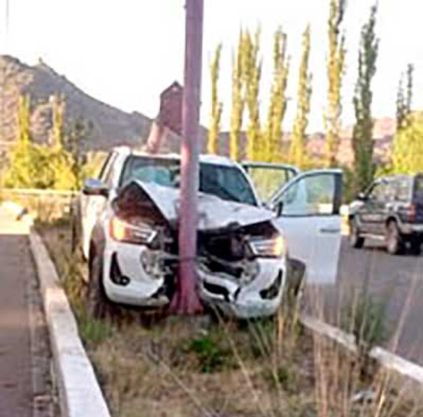 Vagoneta se estrella contra poste de alumbrado público