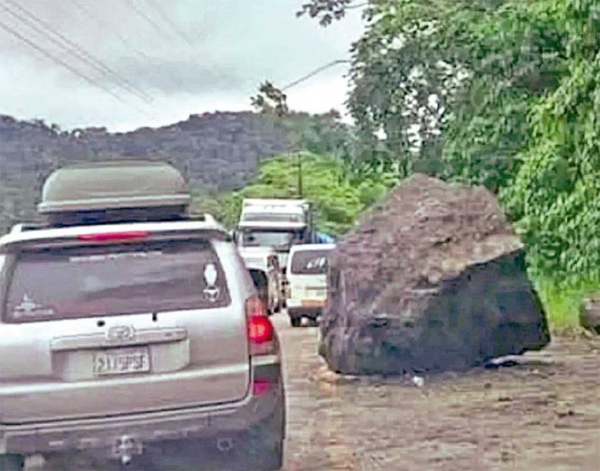 Se salvan de morir aplastados por una roca 