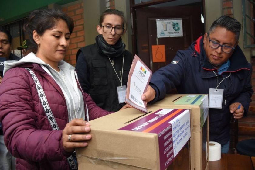 El TSE reporta el funcionamiento del 100% de las mesas electorales