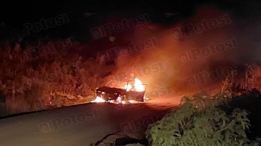 Potosí: Vehículo ardió en llamas por posible falla eléctrica y fue abandonado en carretera