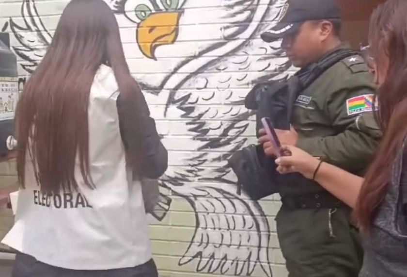 Fiscalía rechaza denuncia contra una notaria electoral que tenía 10 boletas de sufragio en su mochila