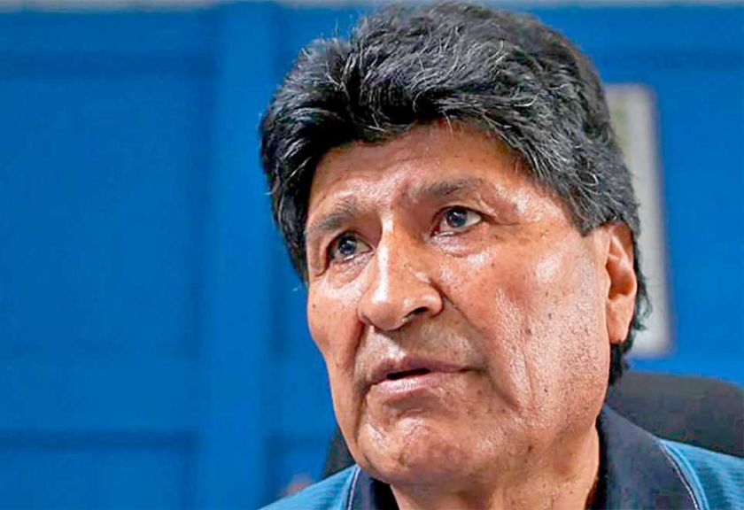 Evo ya no puede salir del  país y sus bases advierten
