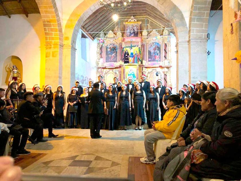 Coro Universitario deleitó con su concierto navideño
