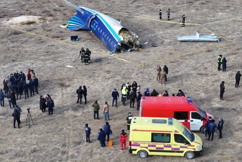 Más de 30 personas pueden haber muerto en el accidente de avión azerbaiyano en Kazajistán