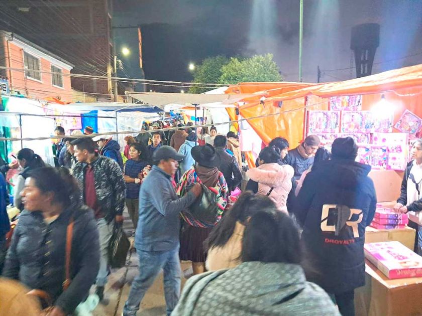 La Navidad genera compra y venta de productos en las ferias y mercados