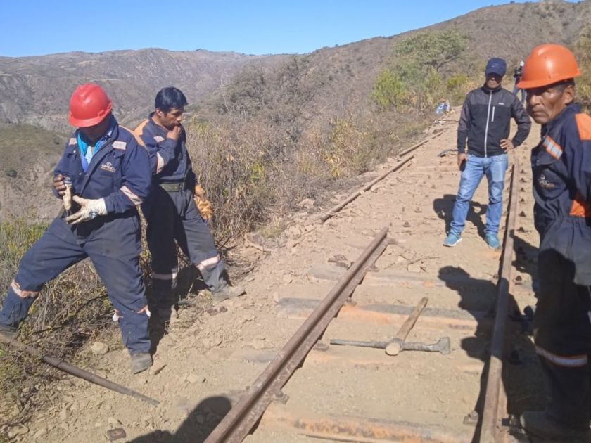 Dos personas acusadas de robar rieles en la vía Sucre-Potosí van a prisión preventiva