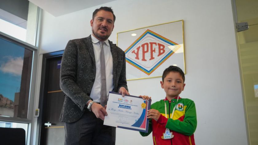 Orgullo boliviano en el tablero: YPFB entrega reconocimiento a Thiago Arteaga
