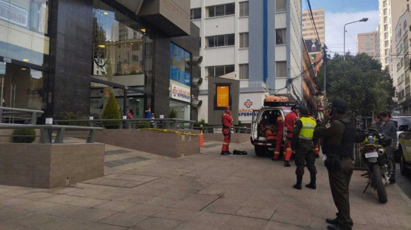  La Paz: Lo rescataron cuando intentó saltar de edificio, pero fue aprehendido tras hallar a mujer sin vida 