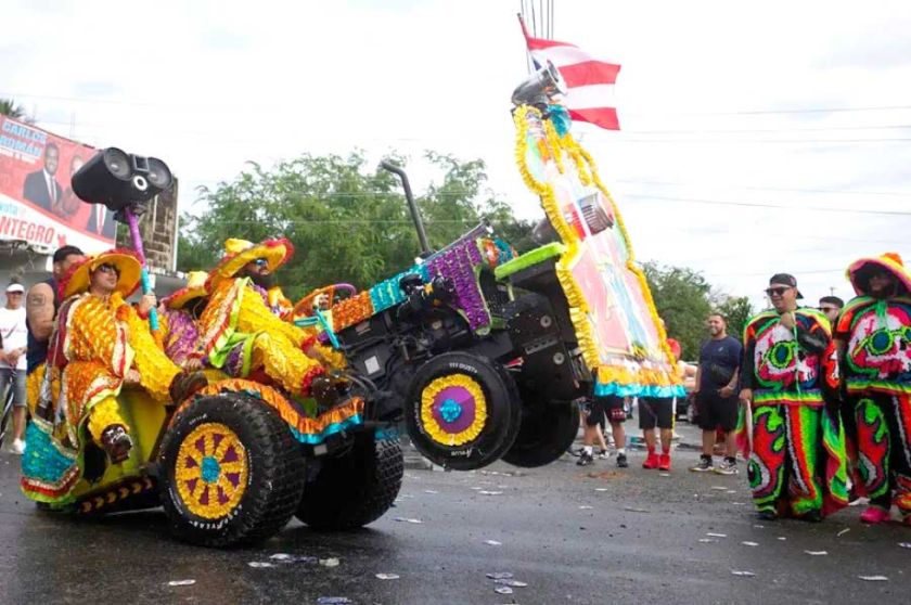 Tradicional festival de máscaras congrega a miles en Puerto Rico