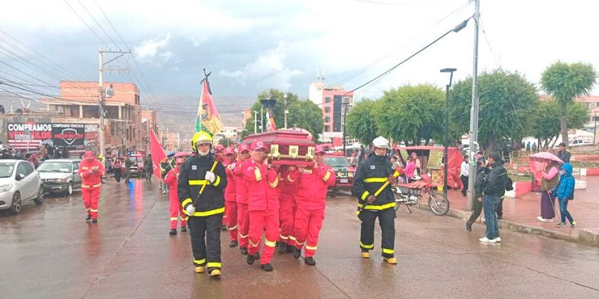 Familiares y policías dieron el último adiós al bombero que cayó en rescate