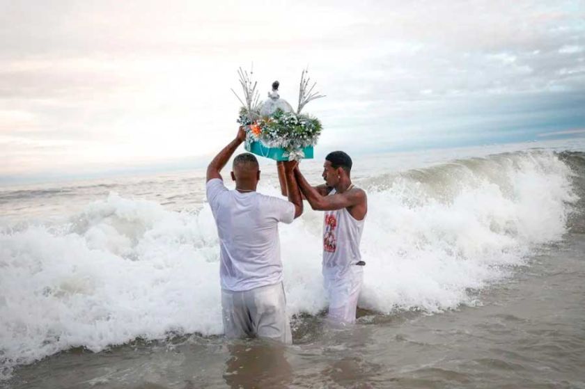 Los fieles de Iemanjá cumplen con su rito de fin de año en las playas de Río de Janeiro