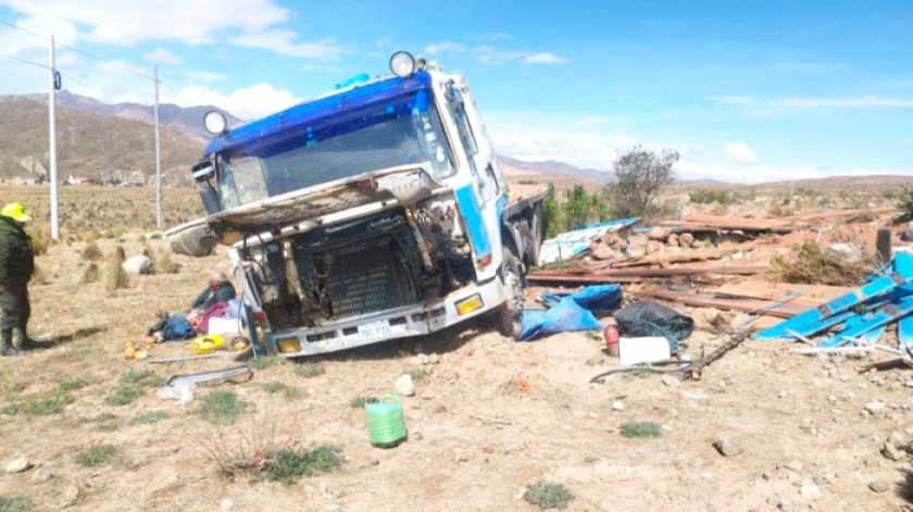 Chofer de 72 años sobrevive a violento vuelco de campana
