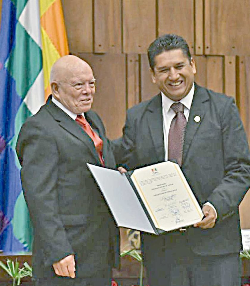 El TSE entrega credenciales y lanza críticas al Legislativo