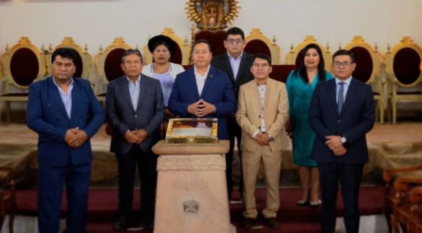 El presidente Arce anuncia una “nueva etapa” y advierte que la independencia está “bajo amenaza”