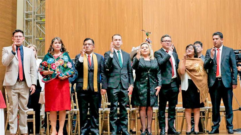 Arce posesiona a 38 magistrados;  no se refirió a los “prorrogados”