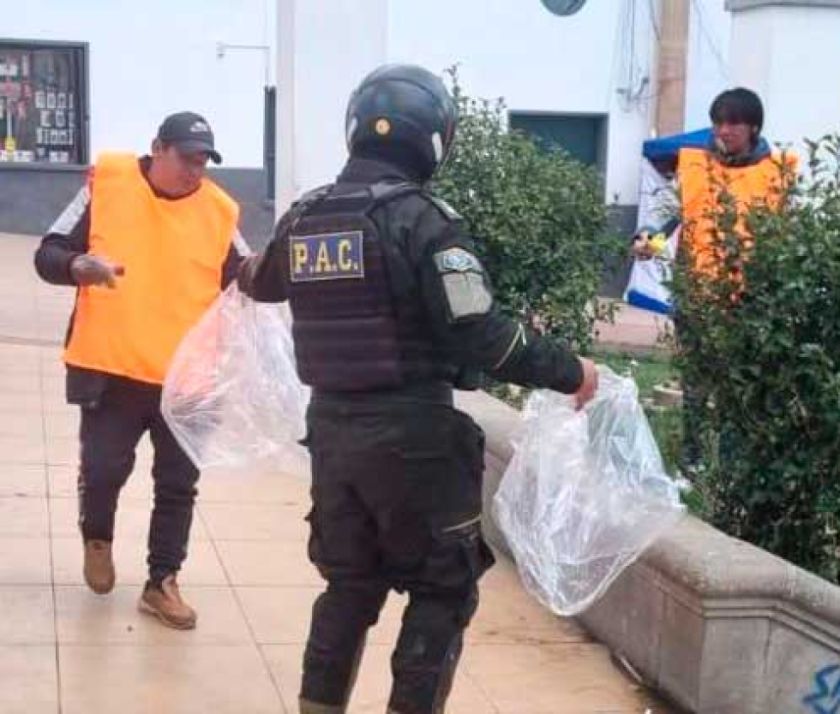 Infractores recogen  basura de las calles