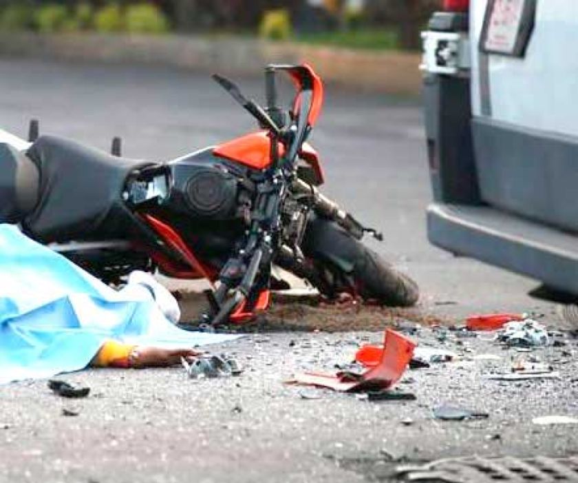 Motociclista muere al chocar a camión