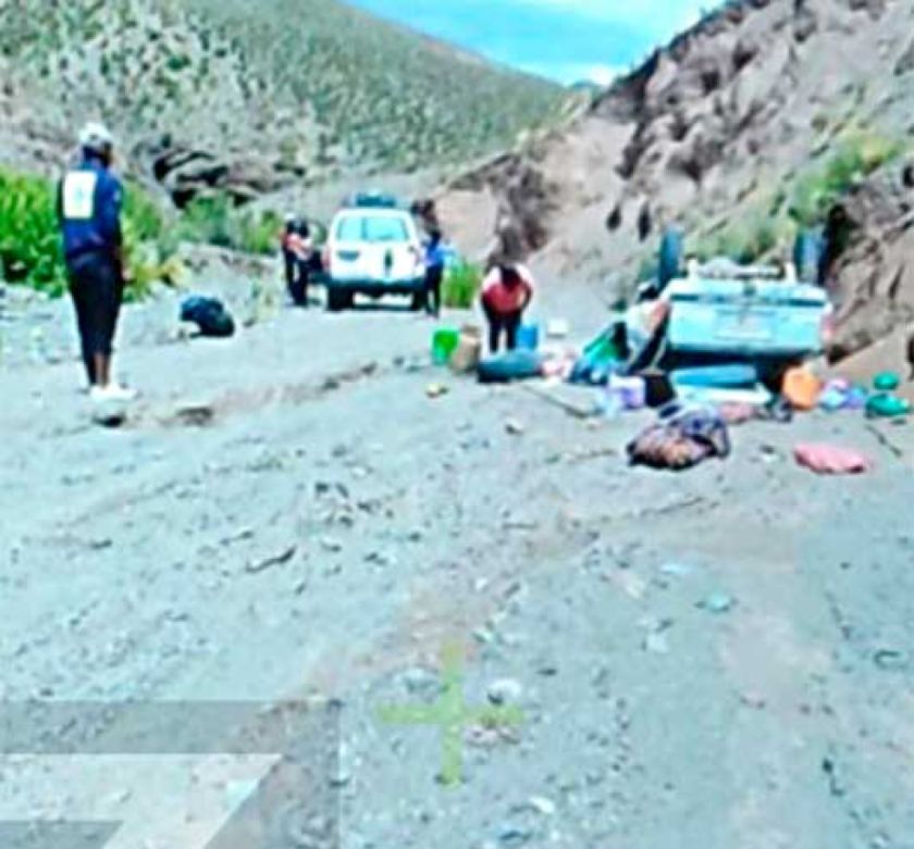 Vagoneta se embarranca  y deja 3 personas sin vida 