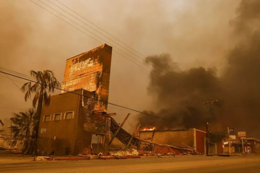 Incendios sin control en Los Ángeles: decenas de miles de evacuados y al menos cinco muertos
