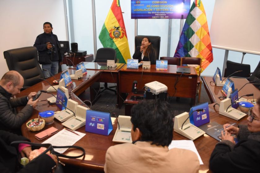 Comisión de Constitución aprueba proyecto de Ley de Escaños y lo envía al pleno de Diputados