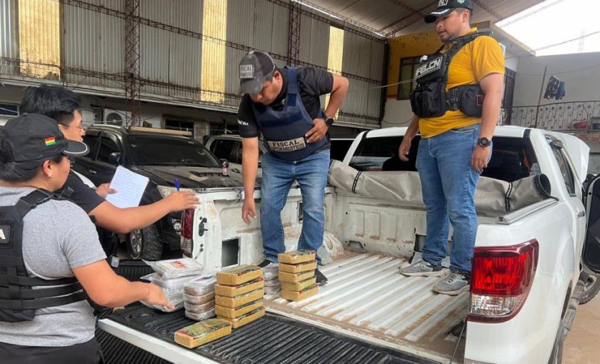 Tras una persecución, secuestran camioneta e incautan decenas de paquetes de droga