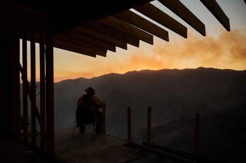 Los fuertes vientos amenazan con empeorar los incendios de Los Ángeles