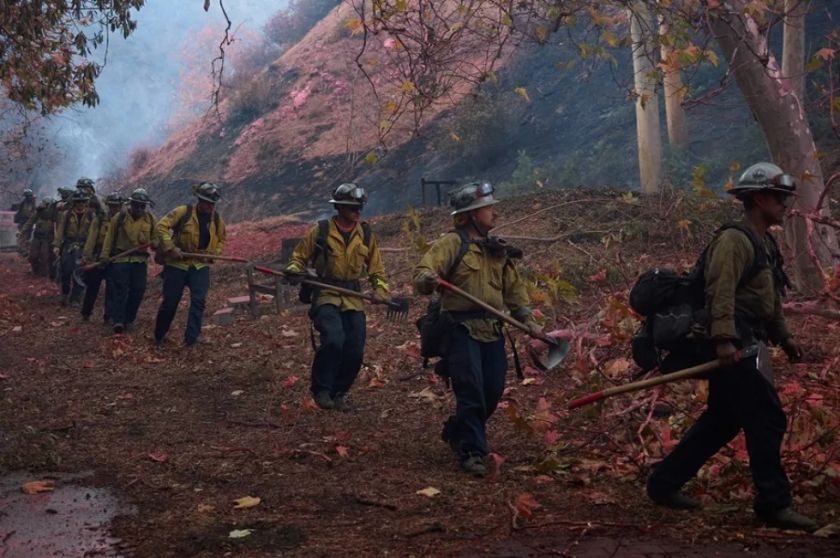 Los incendios de Los Ángeles resisten a los fuertes vientos entre aluviones de donaciones