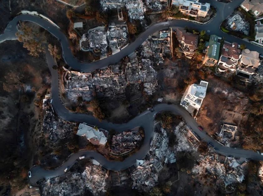 Los incendios de Los Ángeles avivan los ataques políticos y los bulos contra el clima