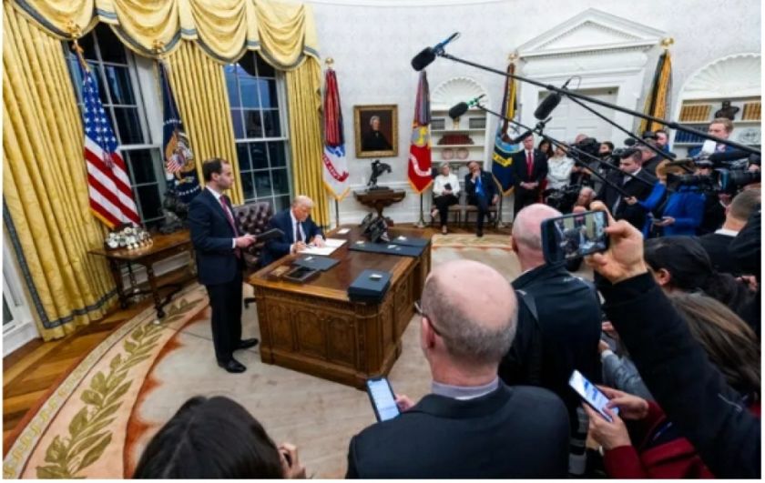 Trump desmantela el legado de Biden con una ola de decretos que inauguran su mandato
