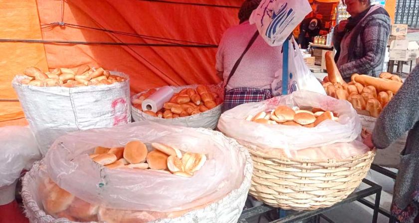 Amas de casa piden poner orden en la venta del pan que tiene precio mayor