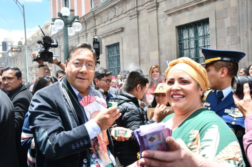 Alasita paceña: Arce regala billetes y casas en miniatura y le reclaman por la falta de dólares
