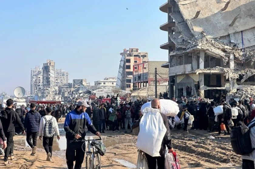Decenas de miles de palestinos desplazados comienzan su retorno a un norte de Gaza arrasado
