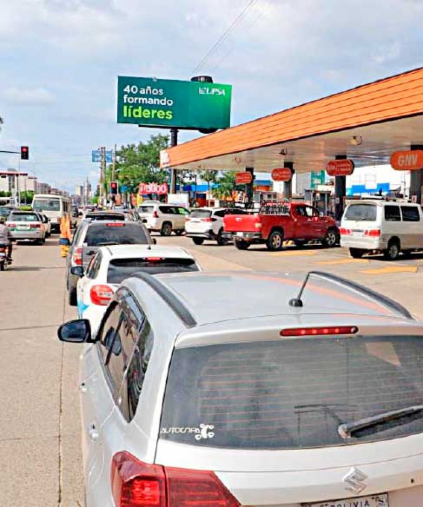 Reportan filas  por combustible  desde Santa Cruz 