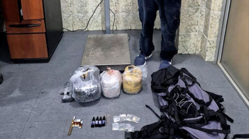 Atrapan a un peruano con paquetes de marihuana en Copacabana