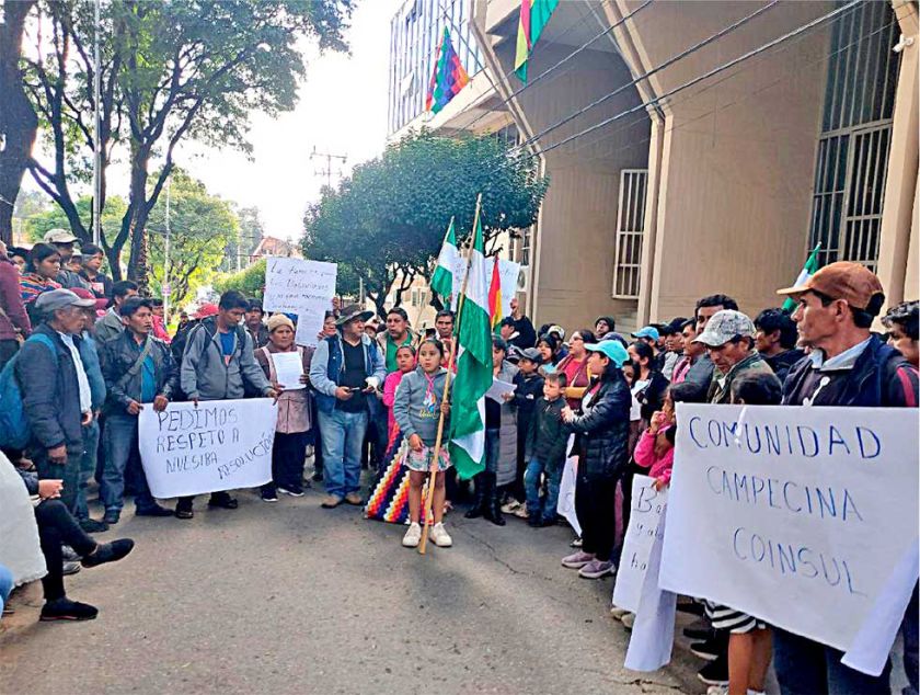 Chiquitanos, en vigilia con sus hijos en el TCP
