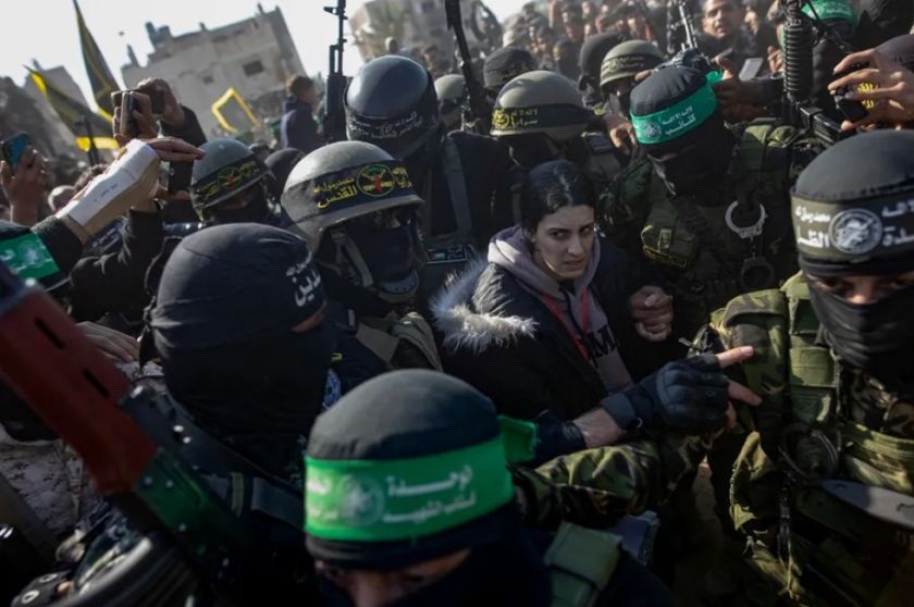 Israel retrasa la liberación de 110 presos palestinos tras el caos al soltar a los rehenes