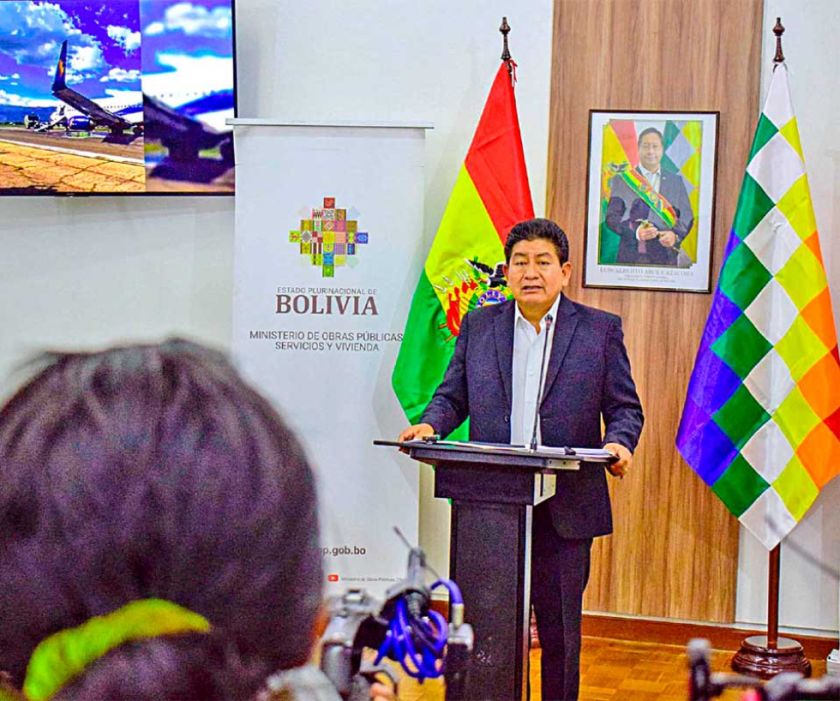 Ministro Montaño dice que en Bolivia “es seguro volar”
