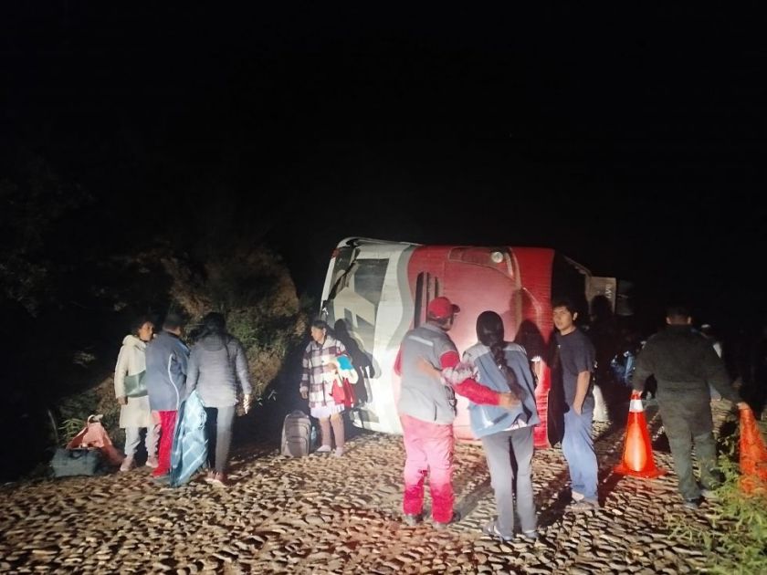 Chuquisaca:  Un bus con pasajeros vuelca en Tarvita y deja 22 heridos